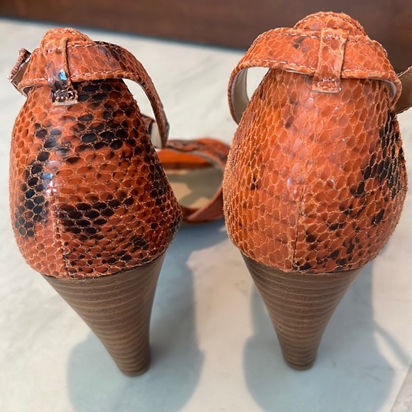 Tahari EUC Orange/brown snakeskin pattern textured Leather Heels Size 8M - Picture 4 of 11
